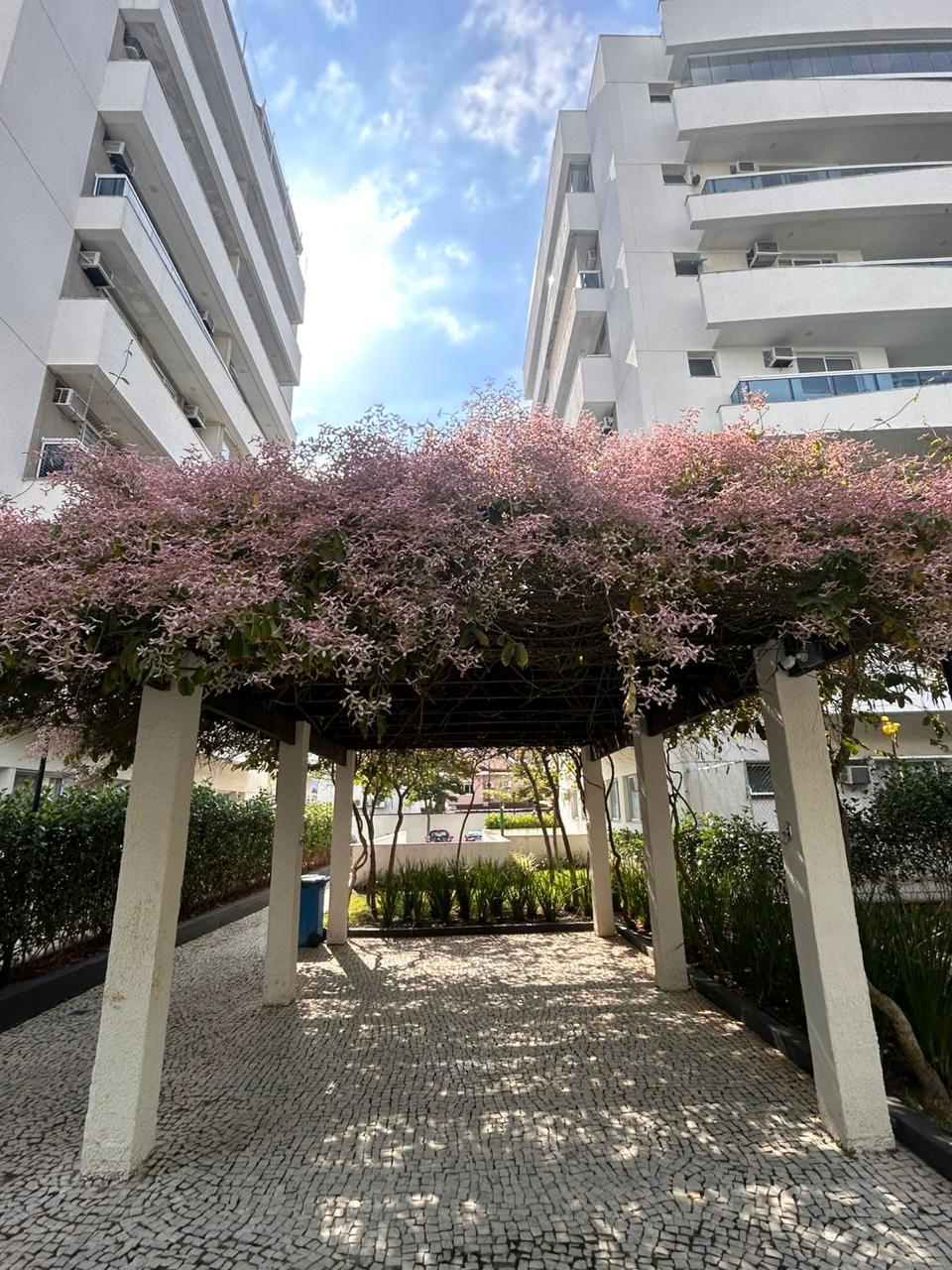 Pergolado florido em condomínio residencial